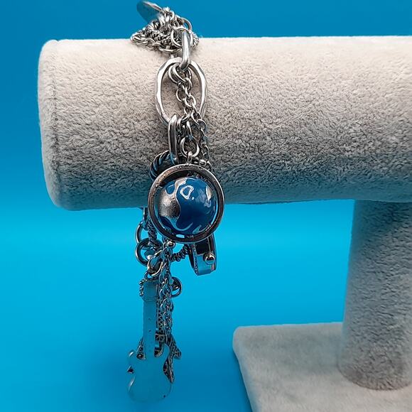 Vintage Charm Bracelet, Eiffel Tower, Globe, Guitar, Watch, 8 1/2" - Picture 9 of 10